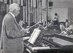 Richard Strauss etwa 1933 bei einer Senderaum-Aufführung im Bayerischen Rundfunk