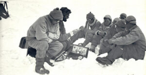 Südwestfunkreporter Gerd Mehl mit dem MMK 3 Röhre bei der Himalaya - Expedition 1955 in 5.800m Höhe